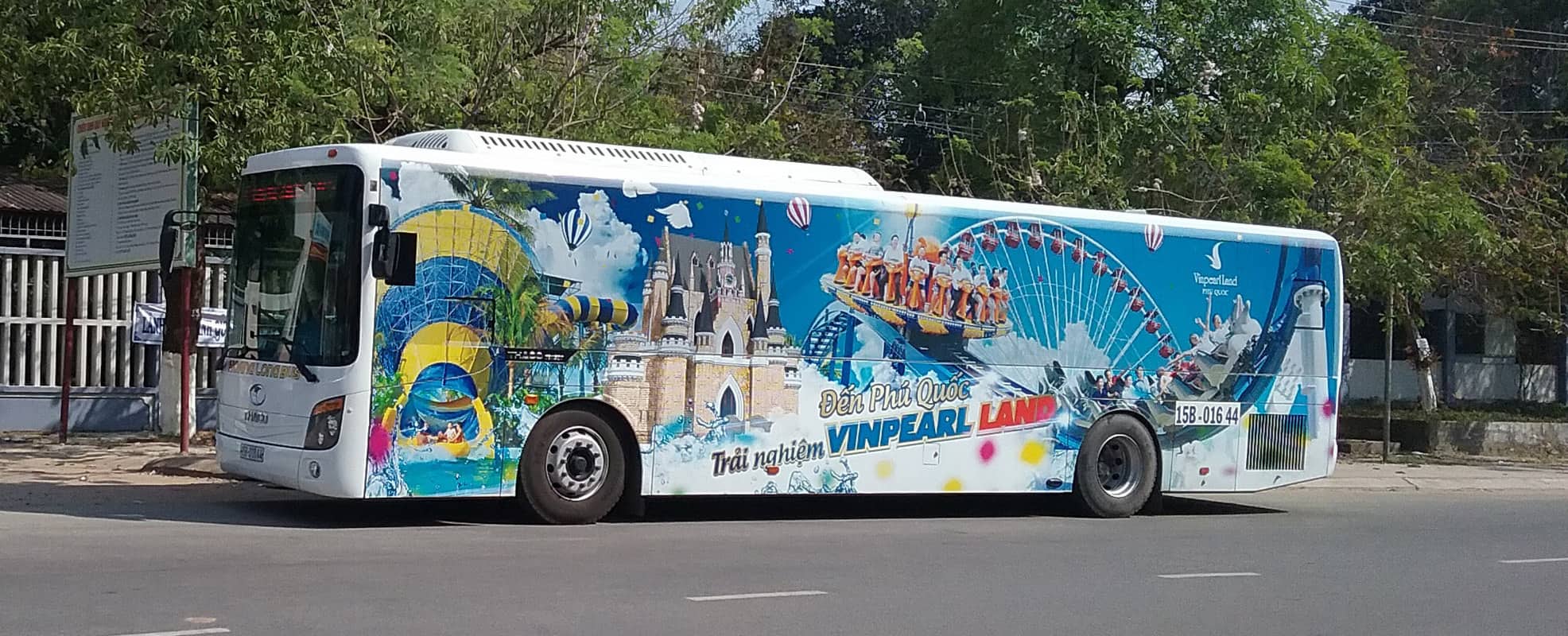 Xe bus đưa đón khách tham quan của Vinpearl