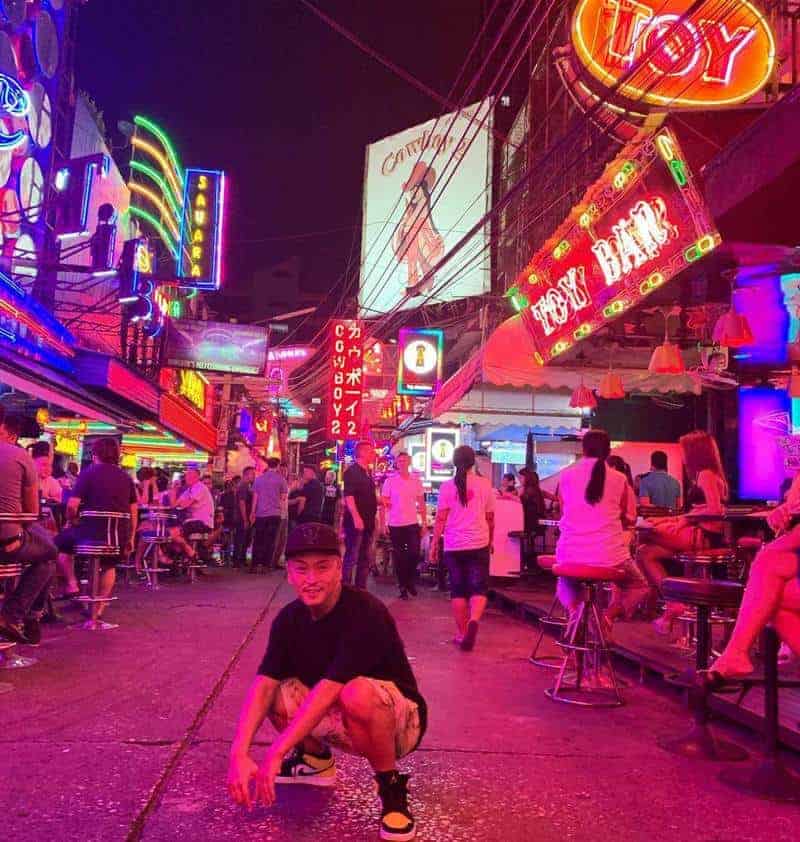 phố đèn đỏ Nana Plaza ở Thái Lan