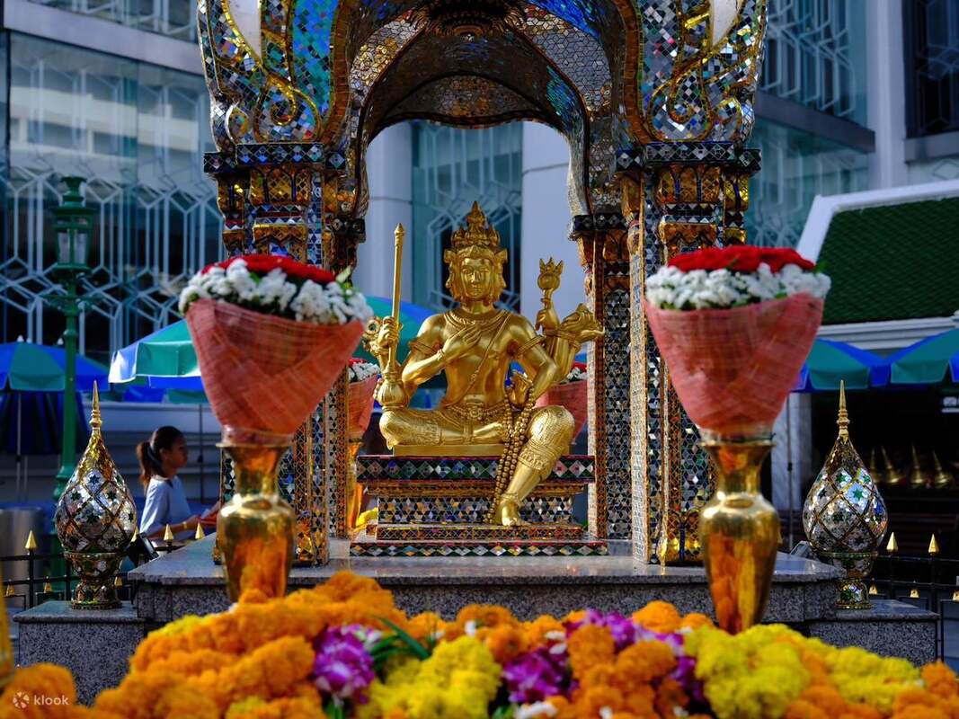 Hoa vạn thọ là lễ vật phổ biến khi đi viengs San Phra Phrom