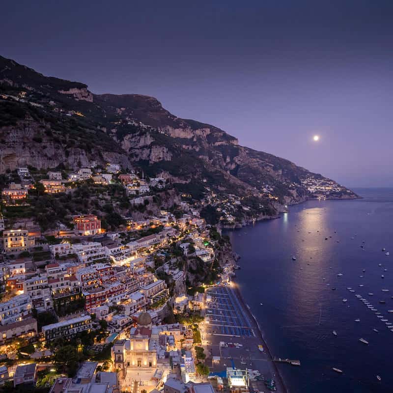 Amalfi Coast, ngôi làng sườn đồi nổi tiếng nhất thế giới. Positano đẹp như tranh vẽ, là một nơi bình dị để bạn dành vài ngày trong chuyến du lịch của mình. Cảnh tượng những ngôi nhà màu be, hồng, vàng và đất nung nằm dọc theo bờ biển đến vùng biển Địa Trung Hải màu xanh lam nổi tiếng trên khắp thế giới và đã quyến rũ du khách từ lâu.