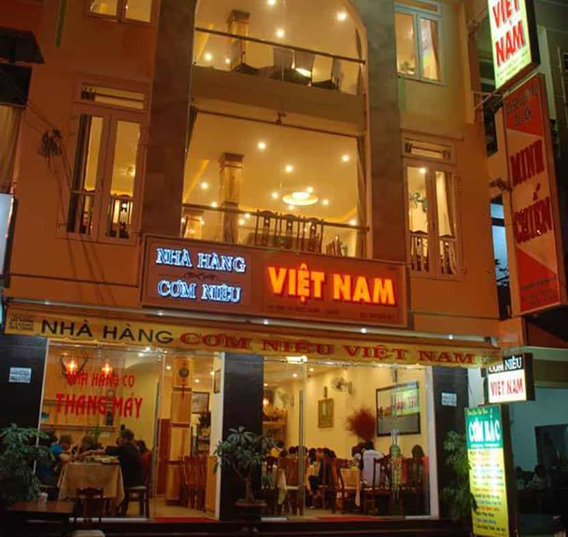 Nhà hàng cơm niêu Việt Nam