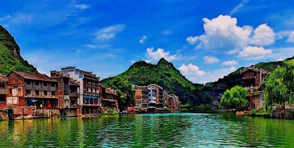 Du Lịch Trung Quốc: Tiểu Thất Khổng – Cổ Thành Trấn Viễn – Thiên Hộ Miêu Trại 4N3Đ