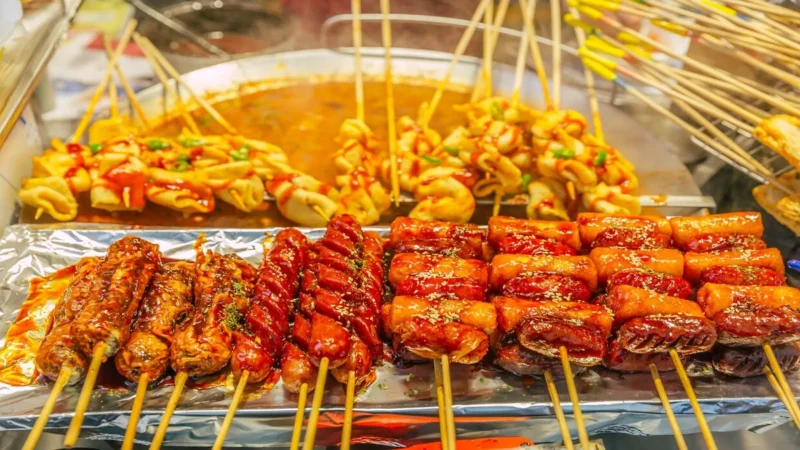 Thưởng thức món ăn trong tour du lịch Hàn Quốc