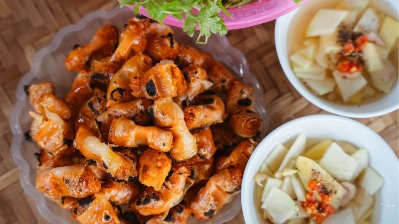 Chả tôm thường được ăn kèm với dưa góp, rau sống và nước mắm pha