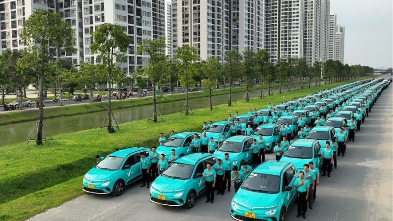 Di chuyển bằng taxi để khám phá các điểm như Sầm Sơn, Pù Luông, hay Suối Cá Thần