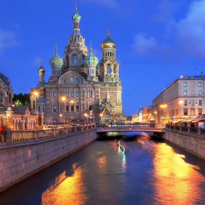 Saint Petersburg trong đêm trắng mùa hè