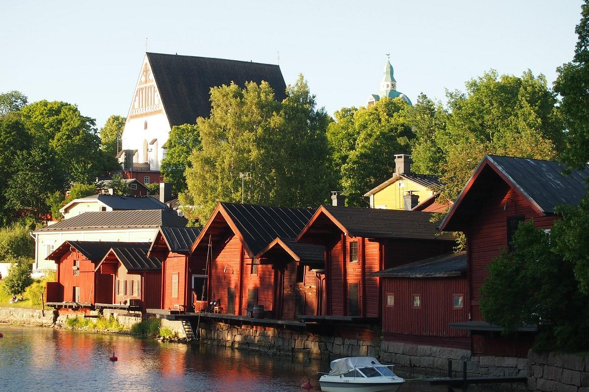 Không gian phố cổ Porvoo với những cửa hàng thủ công và quán cà phê