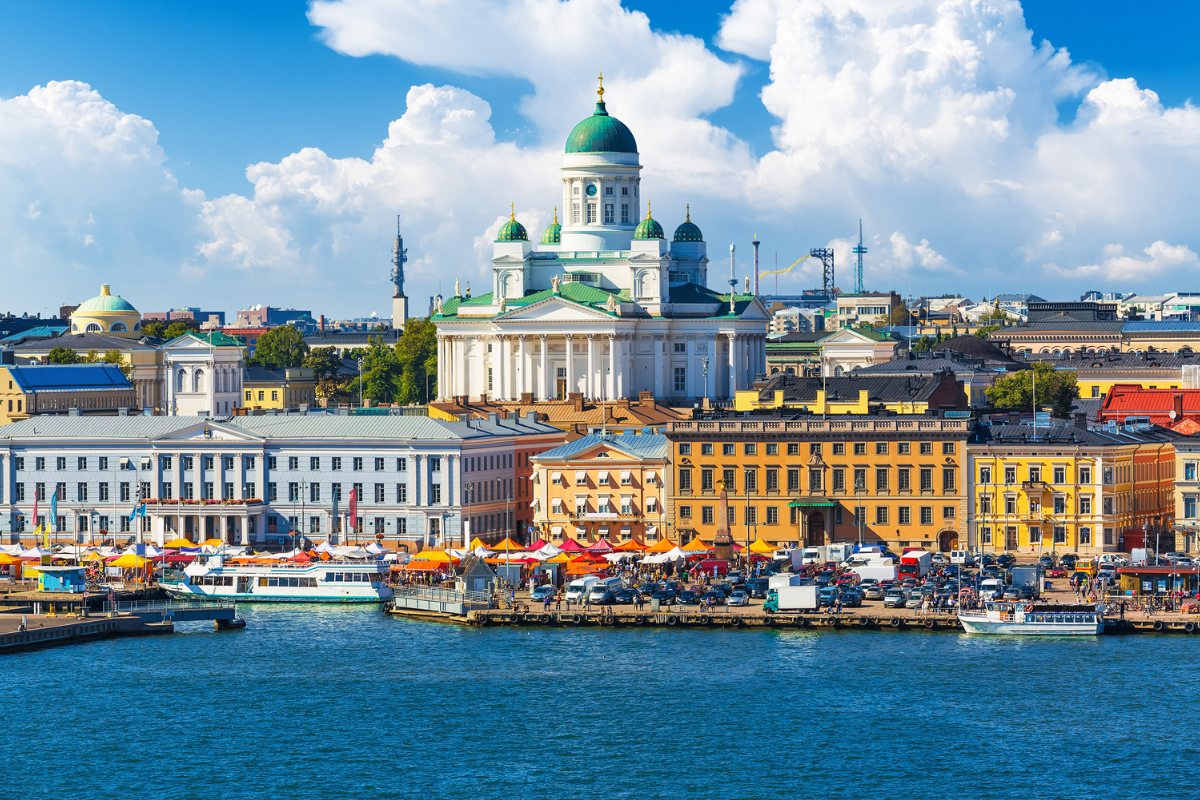 Nhà thờ Helsinki với kiến trúc mái vòm xanh trắng nổi bật giữa thủ đô