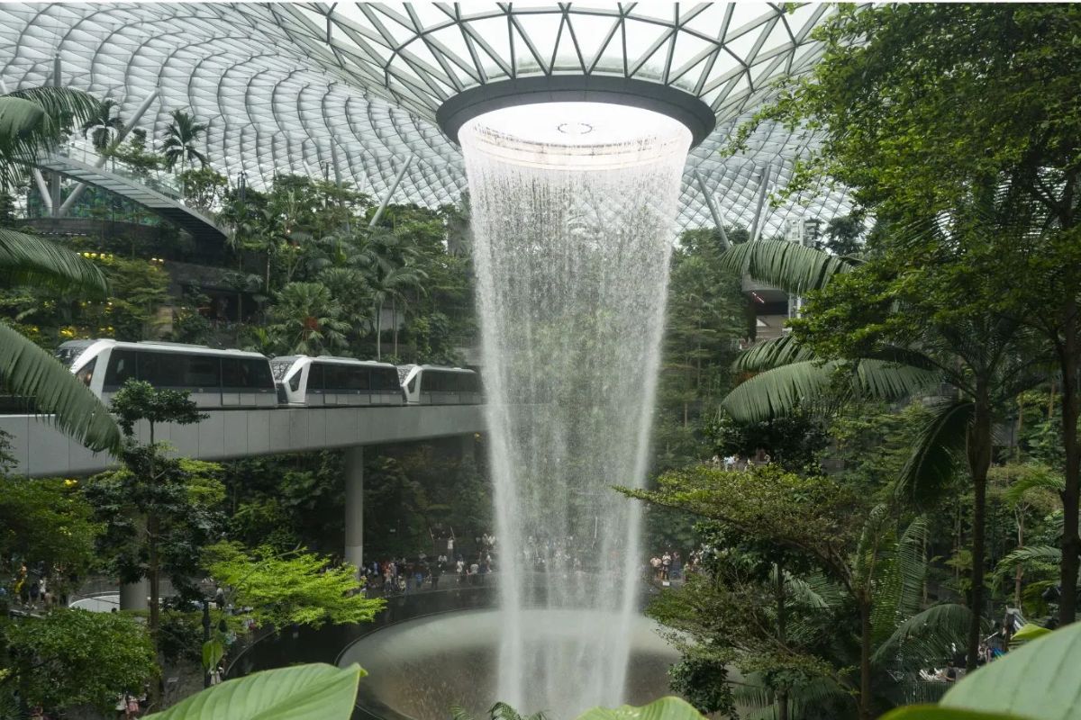 Jewel Changi Airport Singapore — thác nước Rain Vortex ấn tượng giữa không gian trong nhà