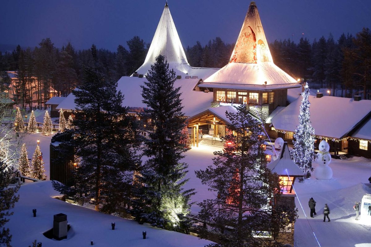 Làng ông già Noel Santa Claus Village rực rỡ ánh đèn trong tuyết trắng