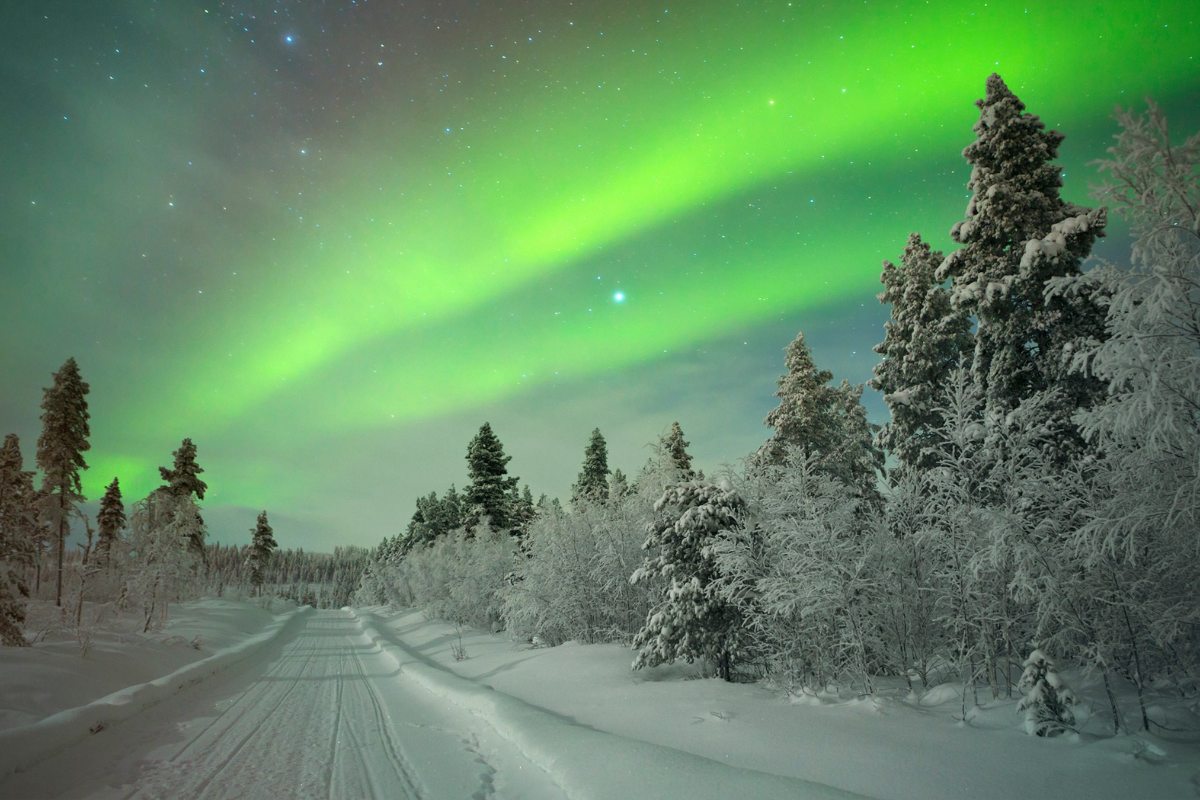 Săn ảnh cực quang Northern Lights rực rỡ trên bầu trời đêm vùng Lapland